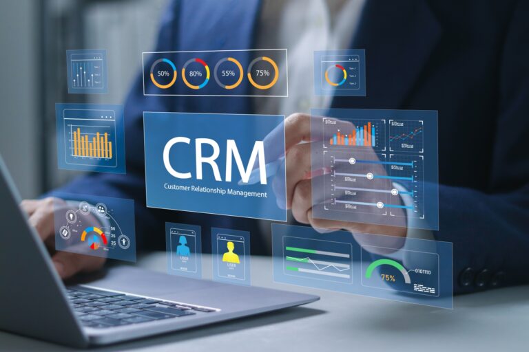 顧客関係管理（CRM）ソフトウェアのコンセプトイメージ。営業向けCRM、顧客データベース付き販売管理・監視ソフト。バーチャル画面のCRMアイコンとノートPCを使うビジネスマン